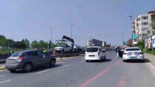 E-5te korkutan kazada araç bariyerlere çıktı