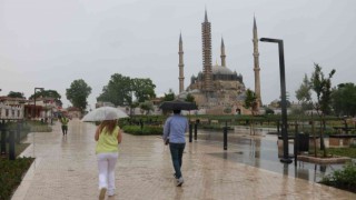 Edirnede kısa süreli yağış vatandaşları hazırlıksız yakaladı