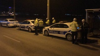 Edirnede motosiklet üzerinde uzanarak, kasksız yarışan 2 kişi polisten kaçamadı