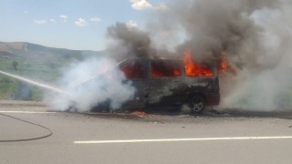 Edirnede seyir halindeki araç alev alev yandı