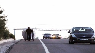 El arabası ile yol kenarındaki alüminyum ve teneke hurdaları toplayarak bin 373 kilometre yol yürüyecek