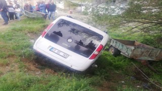 Elazığda hafif ticari araç dereye uçtu: 3 yaralı