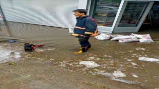 Elazığda sağanak yağış sonrası iş yerlerini su bastı