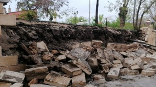 Elazığda şiddetli yağış nedeniyle istinat duvarı çöktü