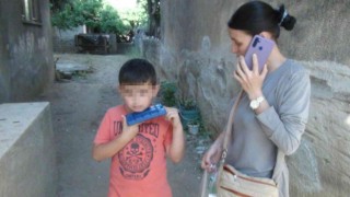 Elinde alkol şişesiye sokakta ateş edip arkadaşını vurdu, seken saçma 11 yaşındaki çocuğu da yaraladı