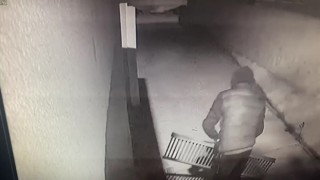 Elleri cebinde geldi, mazgal demirlerini çaldı