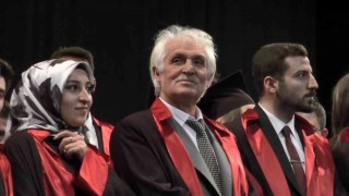 Emekli öğretmen 62 yaşında hayalindeki Hukuk Fakültesinden mezun oldu