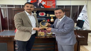Emekliye ayrılan koruma polisi plaketle uğurlandı