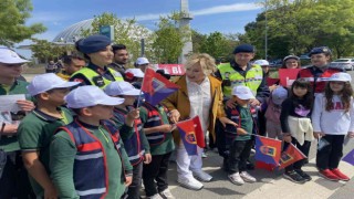 Emel Sayın yayalar için güvenli trafik etkinliğine katıldı