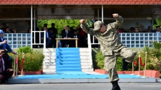 Engellere aldırmadılar, şanlı Türk ordusunun neferi oldular