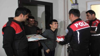 Erzincan polisinden engelli çocuğa doğum günü sürprizi