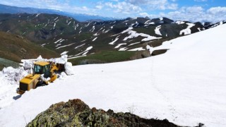 Erzincanda mayıs ayında karla mücadele