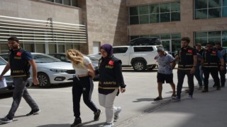 Escort olarak gittiği yerlerde çağırdığı 3 kişi ile birlikte gasp yapan 4 kişi tutuklandı