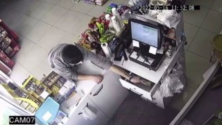 Esenlerde marketten 5 bin lira çalan hırsız kamerada