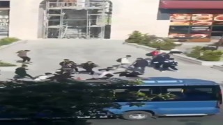 Esenyurtta lise çıkışı ortalık birbirine girdi, “dedikodu” kavgası kamerada
