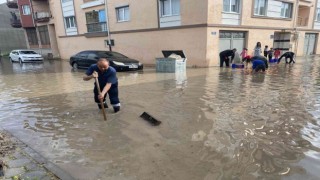 Eskişehirde yollar göle döndü, küreği alan vatandaş rögara koştu