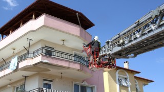 Evde düşen yaşlı kadının imdadına itfaiye ve sağlık ekipleri yetişti
