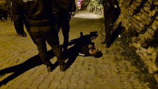Evi yanan alkollü şahıs yolun ortasında sızıp kaldı