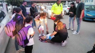 Evine giden kadına araç çarptı, çocukları başında olanları endişeyle takip etti
