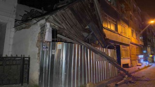 Fatihte iki katlı ahşap bina çöktü, mahalle sakinleri korku dolu anlar yaşadı