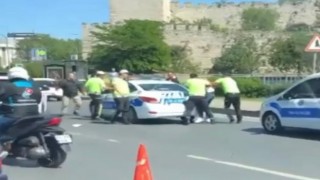 Fatihte kavga eden sürücüleri trafik polisleri zor ayırdı