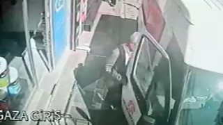 Fatihte minibüste bırakılan hırkayı çalan şahıs kamerada