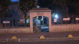 Fatihte tarihi caminin korkuluklarında asılı Hadis-i Şeriflere saldırı