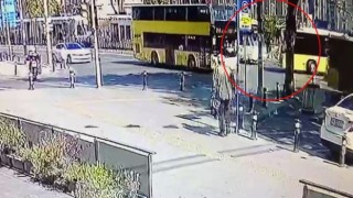 Fatihte tramvay ile İETT otobüsün çarpıştığı kaza anı kamerada