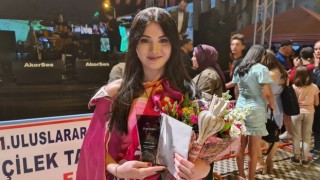 Festivalin çilek güzeli İzmirden