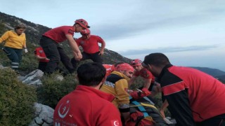Fethiyede yamaç paraşütüyle kayalıklara düşen Rus turist yaralandı