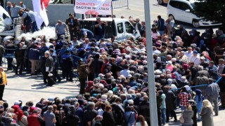 Fide sırasına giren vatandaşlar izdiham oluşturdu