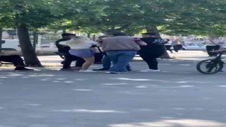 Fotoğrafını çeken şahsa önce tükürdü sonra dövdü
