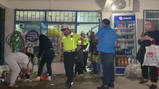 Freni boşalan kamyon kamelyaya daldı: Baba ve iki kızı ölümden döndü