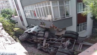 Freni boşalan su tankeri apartmanın bahçesine düştü