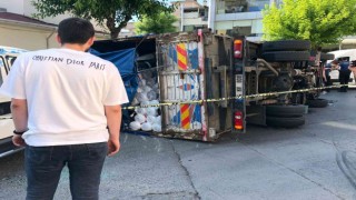Freni patlayan kamyon minibüsün üzerine devrildi: 1 yaralı