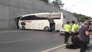 Freni patlayan otobüs duvara çarptı, motosikletli son anda canını kurtardı