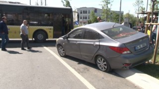 Gaziosmanpaşada İETT otobüsü ile otomobil çarpıştı: 3 yaralı