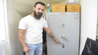 Gaziosmanpaşada matkap ile deldikleri kasadan 200 bin lira değerinde saat ve telefon çaldılar