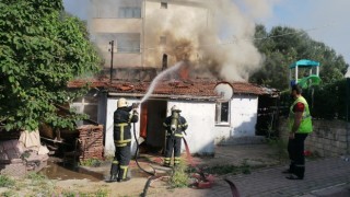 Gecekondu alevlere teslim oldu
