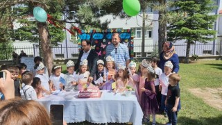 Gedizde Kuranı Kerime geçen minik öğrencilerin taç giyme sevinci