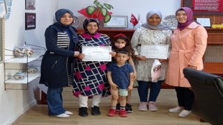 Gedizde okuma yazma kursunu tamamlayan yabancı uyruklu kursiyerler sertifikalarını aldı