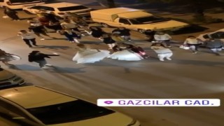 Gelinlik giyen damak, geline taş çıkardı