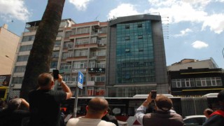 Genç adam çatıya çıktı, vatandaş cep telefonlarına sarıldı
