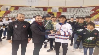 Gençler buzu ısıttı