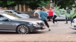 Gençlerin sokak ortasında boks müsabakası gibi kavgası kamerada