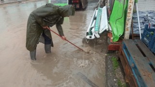 Gölbaşında tıkanan yağmur suyu mazgalları açıldı