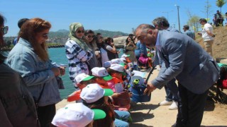 Görelede çocuklara olta takımı dağıtıldı