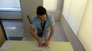 Görme engelli vatandaşlar braille yazılı şablonla ilk oylarını kullandı