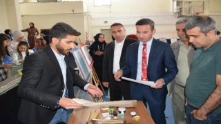 Görsel sanatlar öğretmenin resim sergisi yoğun ilgi gördü