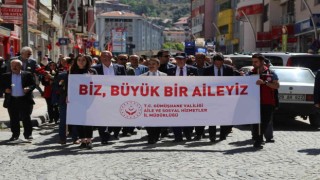 Gümüşhanede 15-21 Mayıs Aile Haftası dolayısıyla Biz Büyük Bir Aileyiz yürüyüşü gerçekleştirildi.